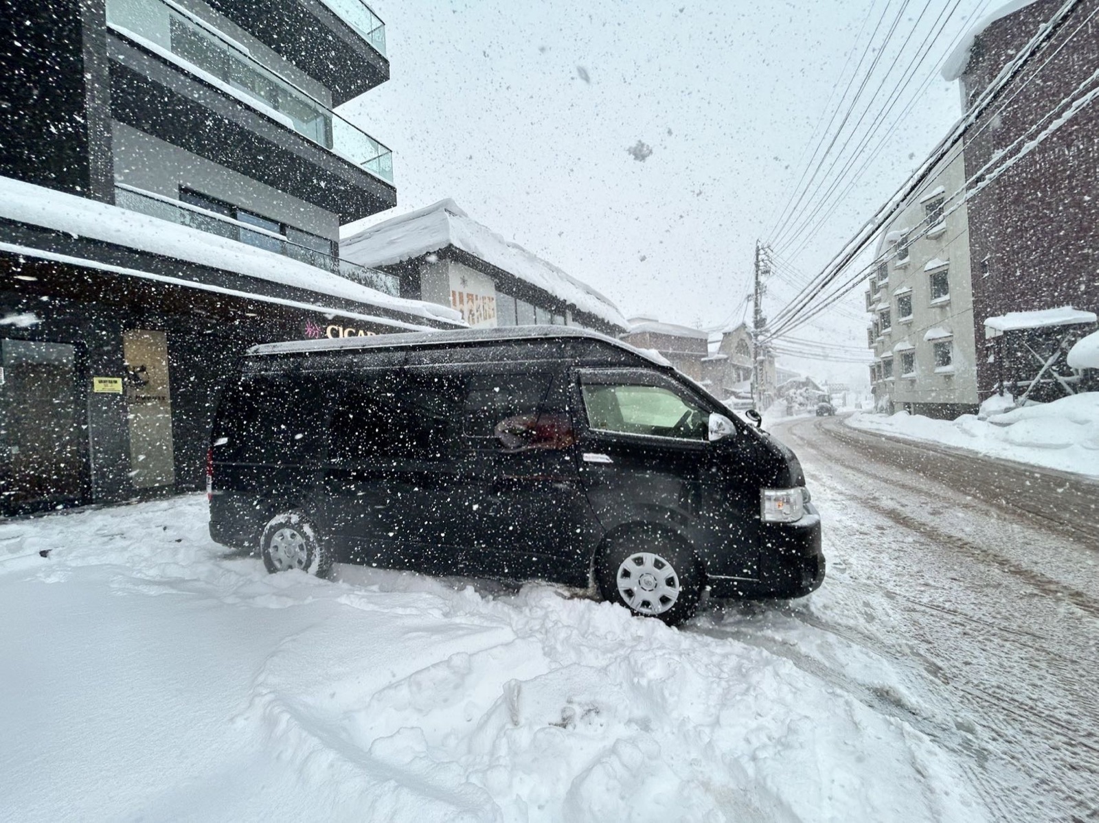 Hakuba transfer minibus operating safely during heavy snowfall